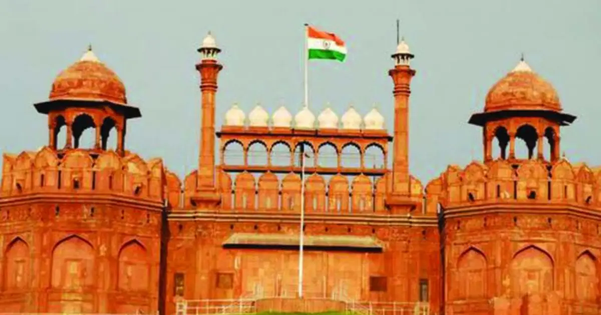 Delhi police builds makeshift wall outside Red Fort